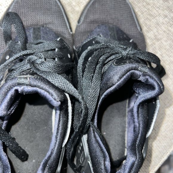 Size 4.5 Boys- Nike Huarache Run Low Triple Black Sneaker - Picture 5 of 8